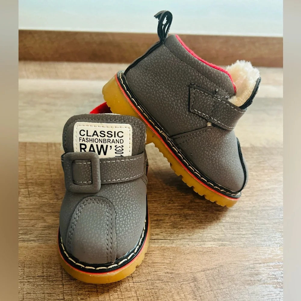 Classic Fashion Brand Raw 3301 Kids Gray Boots with fur.Size 5.